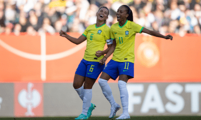 Adriana e Tamires sorriem durante jogo do Brasil no futebol feminino. Equipe subiu no ranking da Fifa
