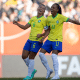 Adriana e Tamires sorriem durante jogo do Brasil no futebol feminino. Equipe subiu no ranking da Fifa