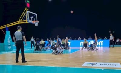 Jogadora do Brasil realiza arremesso em disputa contra a Austrália no Campeonato Mundial de basquete em cadeira de rodas ( Foto: Divulgação/CBBC)