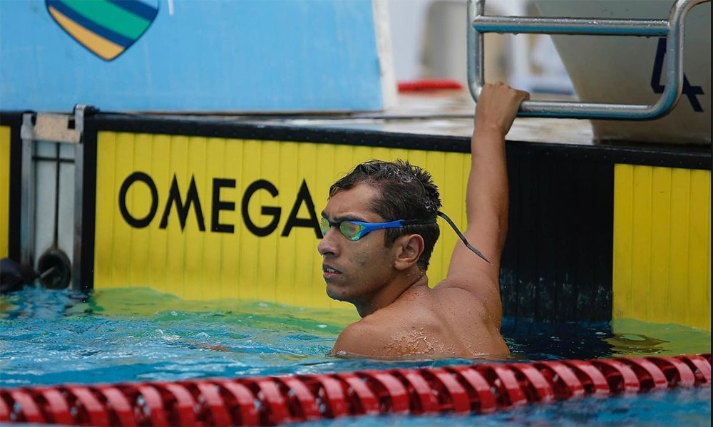 Na imagem, Breno Correia na piscina, após a conclusão da prova.