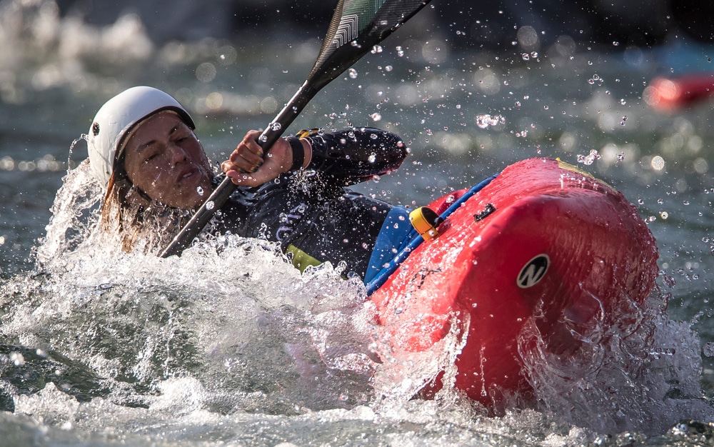 Ana Sátila durante disputa do caiaque cross na Copa do Mundo de canoagem slalom