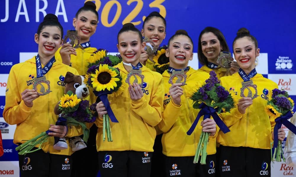 Conjunto do Brasil posa para foto no pódio