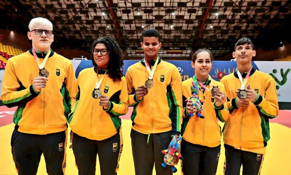 Judocas brasileiros exibem suas medalhas de ouro no Parapan de Jovens de Bogotá (Foto: Alessandra Cabral/CPB)