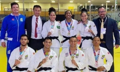 Equipe brasileira posando com algumas medalhas conquistadas no Aberto de Santiago de judô (Divulgação/CBJ)