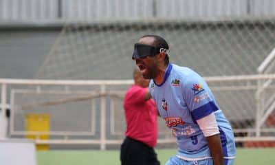 Foto fechada em meio corpo de Marcelo, que veste uniforme todo azul claro da Adef e está gritando na comemoração da vitória por pênaltis na semifinal (Renan Cacioli/CBDV)