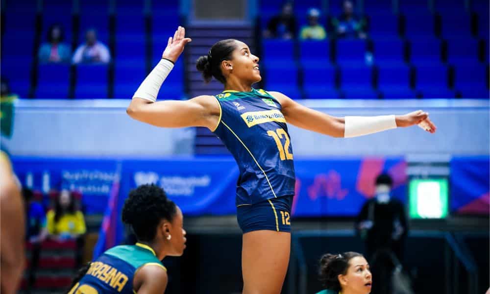 Jovem Ana Cristina em ação na Liga das Nações (Divulgação/Volleyball World)