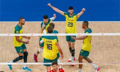 Comemoração dos jogadores do Brasil na vitória sobre a Bulgária pela Liga das Nações de voleibol masculino (Divulgação/Volleyball World)