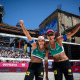 Duda e Ana Patrícia erguem os braços em comemoração pela campanha no Elite 16 de Ostava, etapa do Circuito Mundial de vôlei de praia