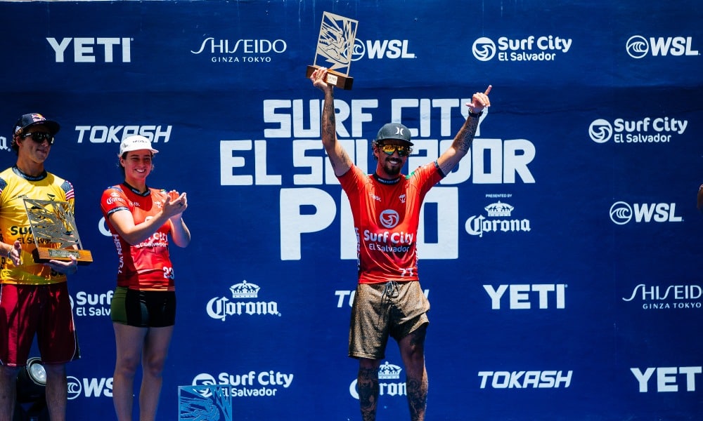 Filipe Toledo ergue troféu da Etapa de El Salvador 2023