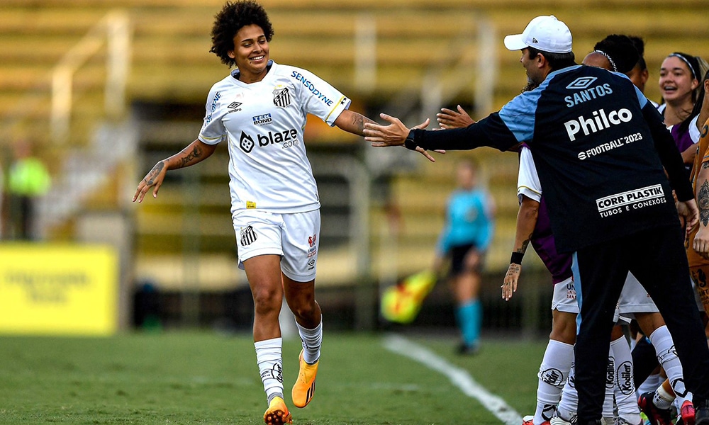 Na imagem, Yaya, do Santos, comemorando o gol contra o Flamengo pelo Brasileiro Feminino.