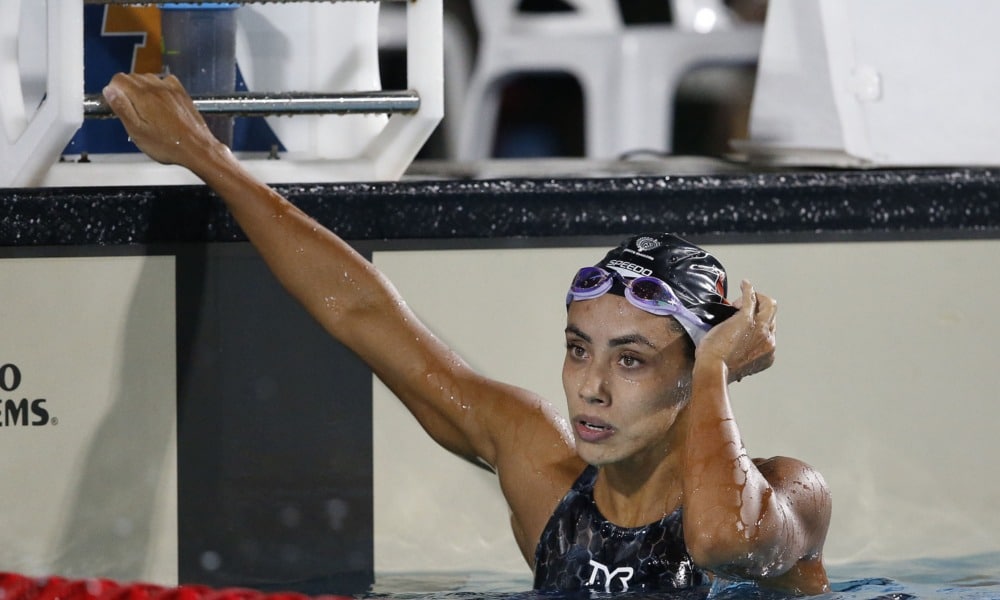 Gabrielle Assis após completar a prova dos 200m peito no Troféu Brasil de Natação