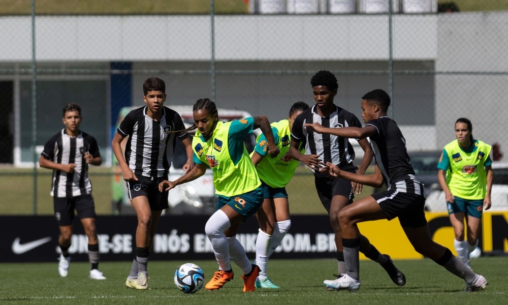 Geyse em ação durante jogo treino da Seleção Feminina contra o time sub-15 do Botafogo