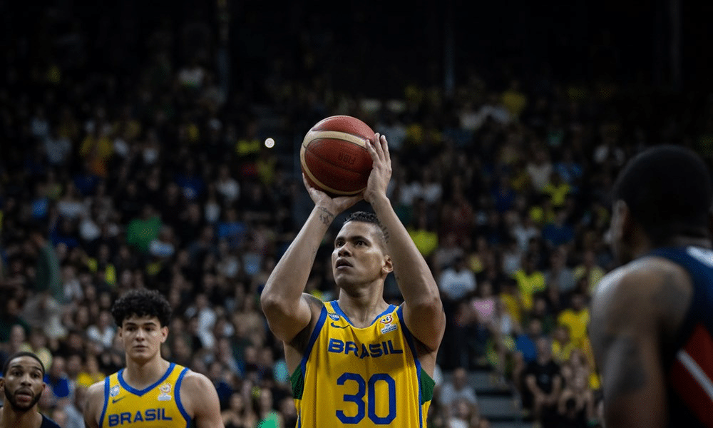 Rafael Hettsheimeir arremessa bola na Eliminatória para a Copa do Mundo de basquete. Brasil jogará amistosos