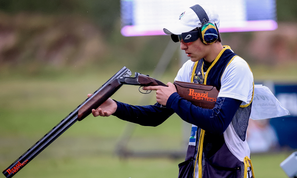 Hussein Daruich segura arma da fossa olímpica na Copa do Mundo Júnior de tiro esportivo. Jaison Santin