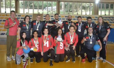 Na imagem, equipes do IRM e da Adevlasc posam na quadra com as medalhas de ouro e os troféus dos respectivos título no masculino e feminino do Regional Sul.