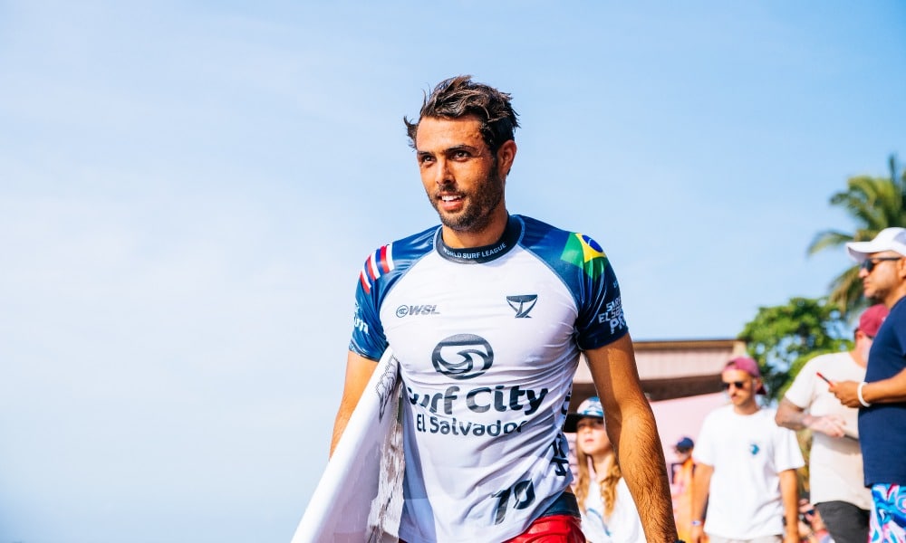 Ian Gentil carregando prancha na etapa de El Salvador do Circuito Mundial de Surfe 2023 WSL