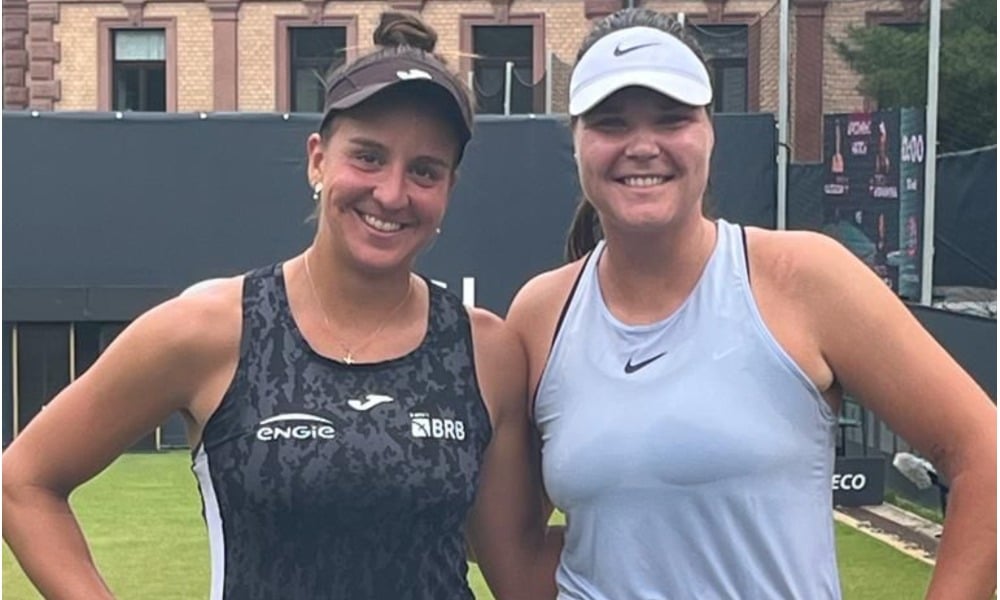 Ingrid Martins e Lidziya Marozava posam para foto na quadra do WTA 250 de Bad Homburg