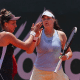 Ingrid Martins e Iryna Shymanovich se cumprimentam na estreia do Grand Slam de Roland Garros