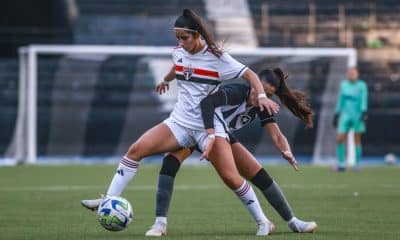 Jogadoras de São Paulo e Botafogo disputam bola pela semifinal do Brasileiro Feminino Sub-20 de Futebol
