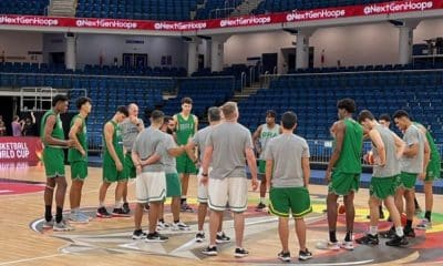 Jogadores brasileiros se reúnem no centro da quadra após o último treino antes da estreia no Mundial Sub-19 de basquete masculino contra o Japão