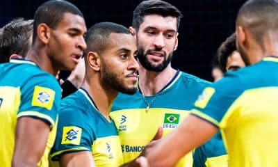 Jogadores do Brasil se reúnem para conversar durante o jogo contra o Japão pela Liga das Nações de Voleibol Masculino (VNL)