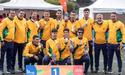 Jogadores e comissão técnica da Seleção Brasileira de futebol de cegos posam para foto no pódio do Parapan de Jovens, com a medalha de ouro