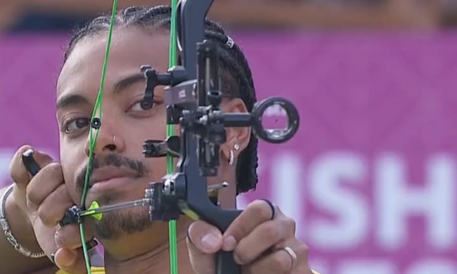 Na imagem, Luccas Abreu prestes a disparar a flecha.