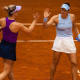 Luisa Stefani e Gabriela Dabrowski se cumprimentam em Roland Garros. Marcelo Melo