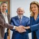 Na imagem, a Ministra dos Esportes, Ana Moser, o presidente Lula e a Senadora Leila Barros com as mãos unidas.