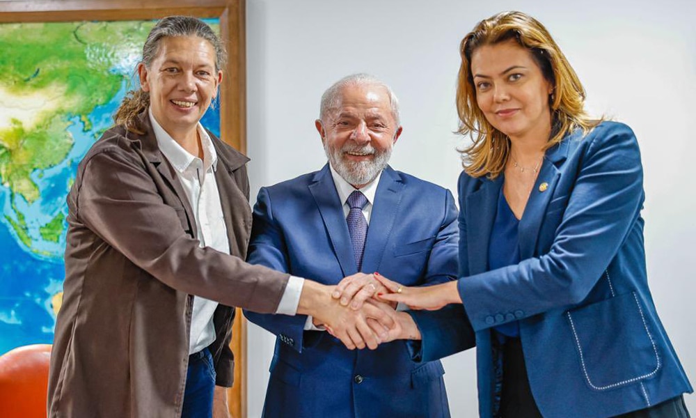 Na imagem, a Ministra dos Esportes, Ana Moser, o presidente Lula e a Senadora Leila Barros com as mãos unidas.