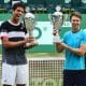 Marcelo Melo e John Peers com troféus do ATP 500 de Halle