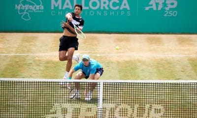 Marcelo Melo saca enquanto Joh Peers proteje a rede no ATP 250 de Mallorca