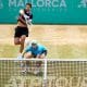 Marcelo Melo saca enquanto Joh Peers proteje a rede no ATP 250 de Mallorca