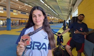 Maria Clara Pacheco posa para foto com sua medalha do Mundial de taekwondo