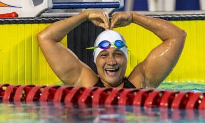 Patrícia dos Santos celebra recorde das Américas fazendo um coração com os braços durante o Campeonato Brasileiro de Natação Paralímpica