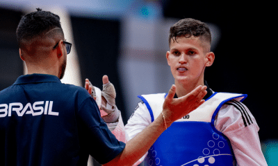 Paulo Ricardo Melo cumprimenta treinador no Mundial de taekwondo. Ele e Dângela Guimarães perderam na 2ª luta