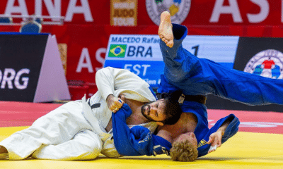 Rafael Macedo projeta adversário durante disputa do Grand Slam de Astana de judô
