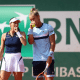 Rafael Matos e Luisa Stefani, dupla mista, em ação em Roland Garros