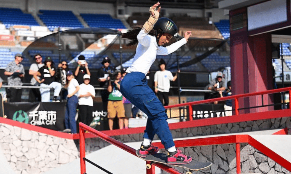 Rayssa Leal durante manobra no Pro Tour de Roma de skate street; junto a Pâmela Rosa e Gabi Mazetto
