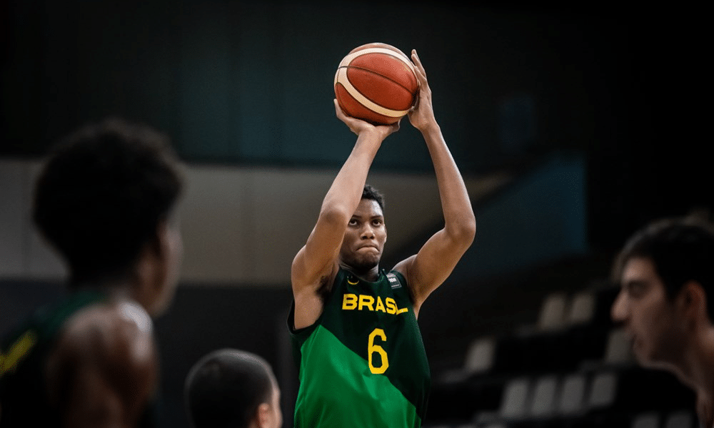 Samis Calderon arremessando bola no Mundial sub-19 de basquete masculino em jogo do Brasil contra o Líbano