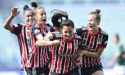 Na imagem, jogadoras do São Paulo comemorando gol no Brasileiro Feminino fora de casa.