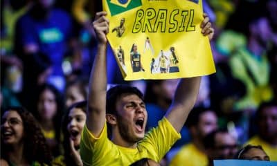 Torcedor com cartaz de apoio à seleção brasileira grita em jogo do Brasil diante da Coreia do Sul pela Liga das Nações de vôlei feminino