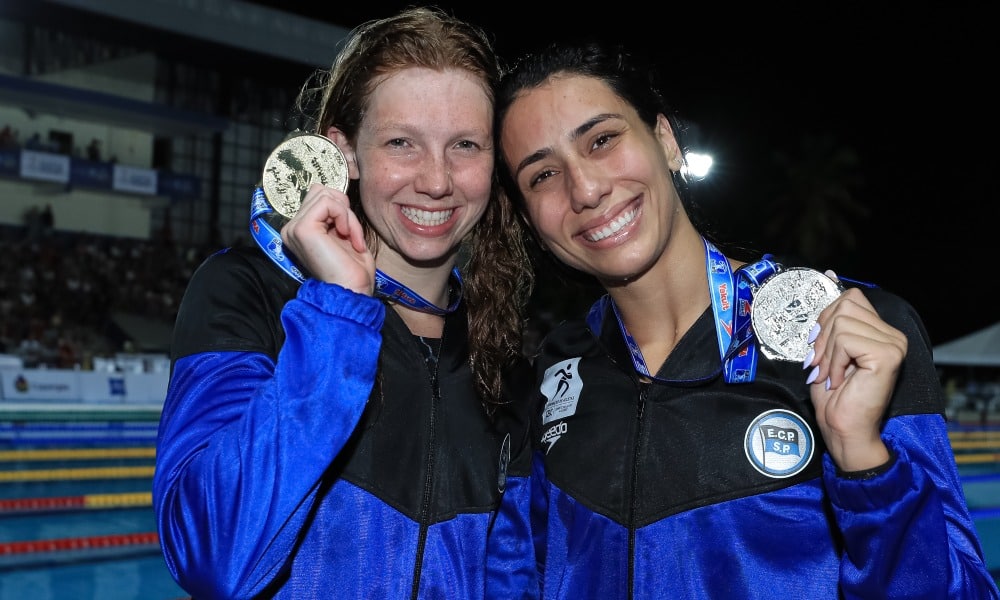 Stephanie Balduccini e Ana Vieira posam com medalhas dos 100m livre no Troféu Brasil de Natação