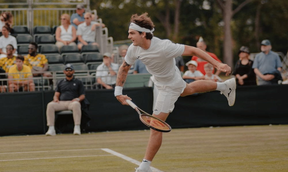 Thiago Wild sacando em Wimbledon