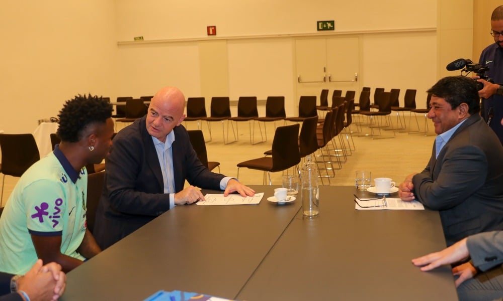 Vinícius Júnior em reunião com presidente da Fifa Gianni Infantino e o presidente da CBF Ednaldo Rodrigues