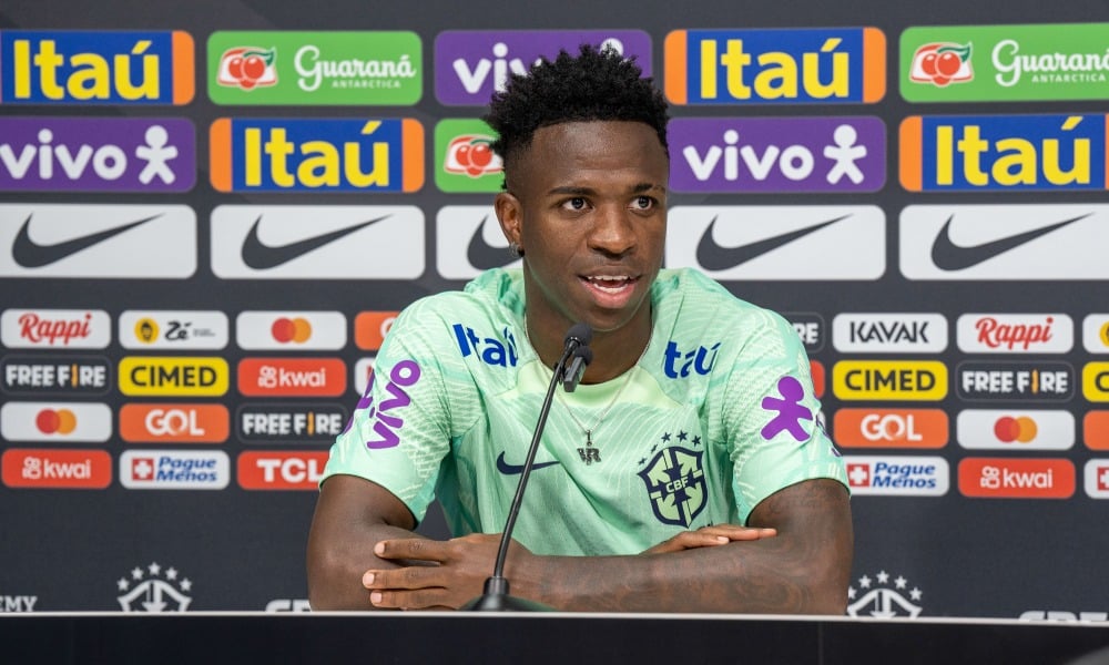 Vinícius Júnior falando em entrevista coletiva da Seleção Brasileira de futebol