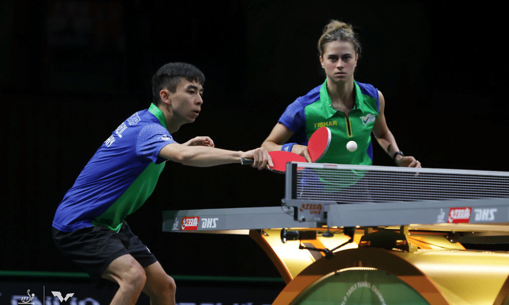 Vitor Ishiy e Bruna Takahashi em ação no tênis de mesa