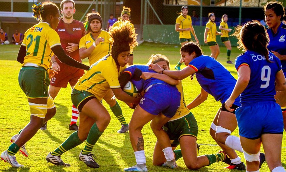 Na imagem, disputa pela bola entre as Yaras, do Brasil, e as Tucanas, da Colômbia.