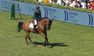 Na imagem, Marlon Zanotelli montando em seu cavalo antes de competir.