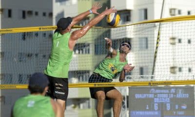 Jogador ataca bola enquanto adversário tenta bloquear a jogada em partida do Aberto de Cuiabá no Circuito Brasileiro de vôlei de praia